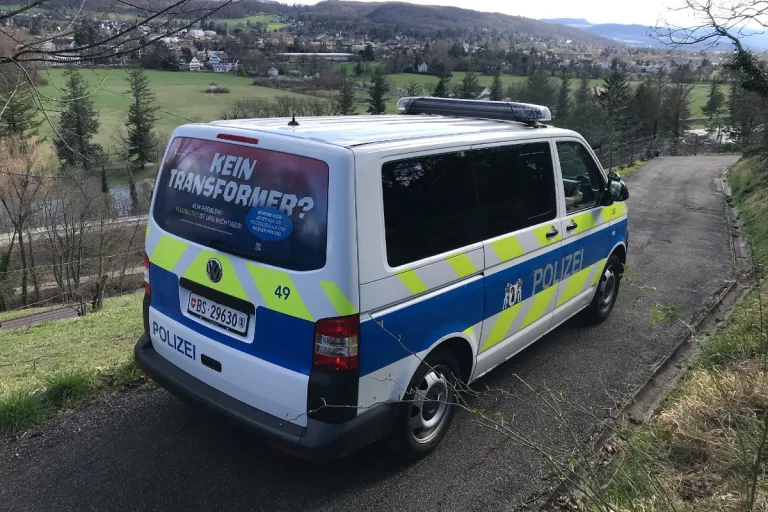 Basel – Radfahrer touchiert Personenwagen und fährt davon