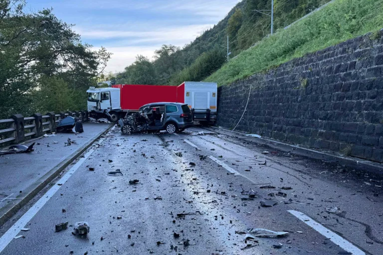 Zug - Autofahrer stirbt bei schwerem Verkehrsunfall 