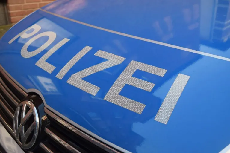 Köln - Jeep-Fahrer rammt 13 Autos!