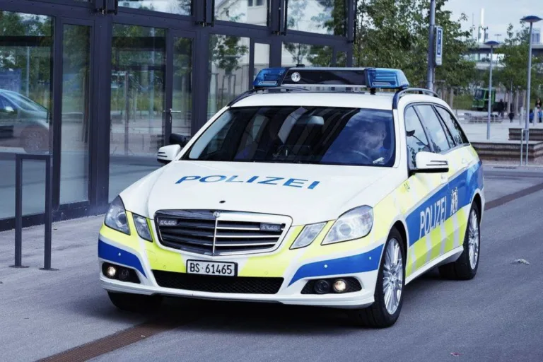 Stadt Basel – Traktor mit Anhänger streift Lieferwagen