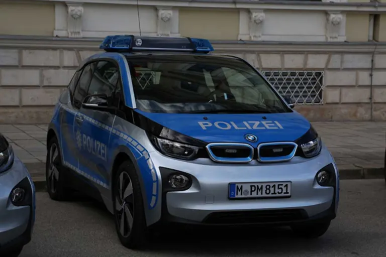 Dortmund - Feuerzeug vor Gesicht von 18-jähriger Frau gezündet