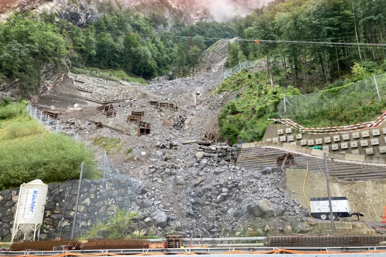 Axenstrasse ab Dienstagmittag wieder offen – Lage bleibt angespannt