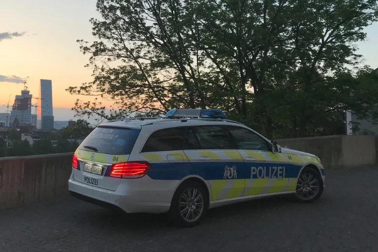 Basel - Geschädigter Personenwagen fuhr nach Auffahrkollision davon