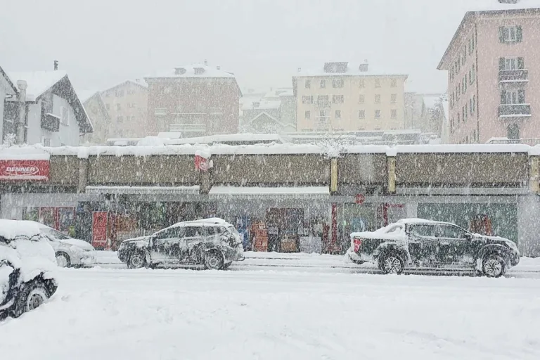 Warnung - Starker Schneefall mit Verkehrsbehinderungen am Montagmorgen