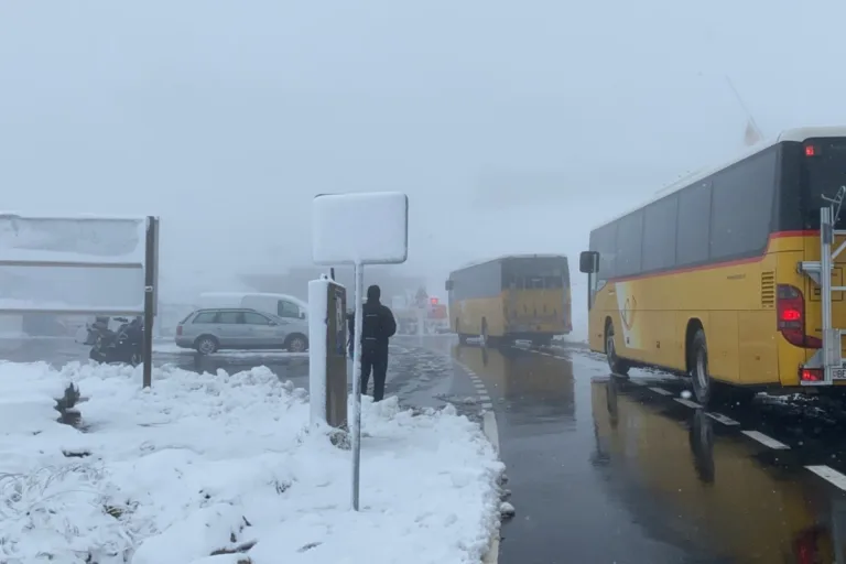 Wintereinbruch in den Bergen - In erhöhten Lagen schwierige Strassenverhältnisse am Sonntag