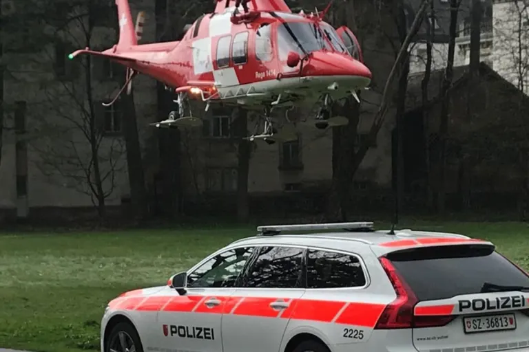 Vorderthal SZ - 18-jährige Motorradfahrerin verunfallt