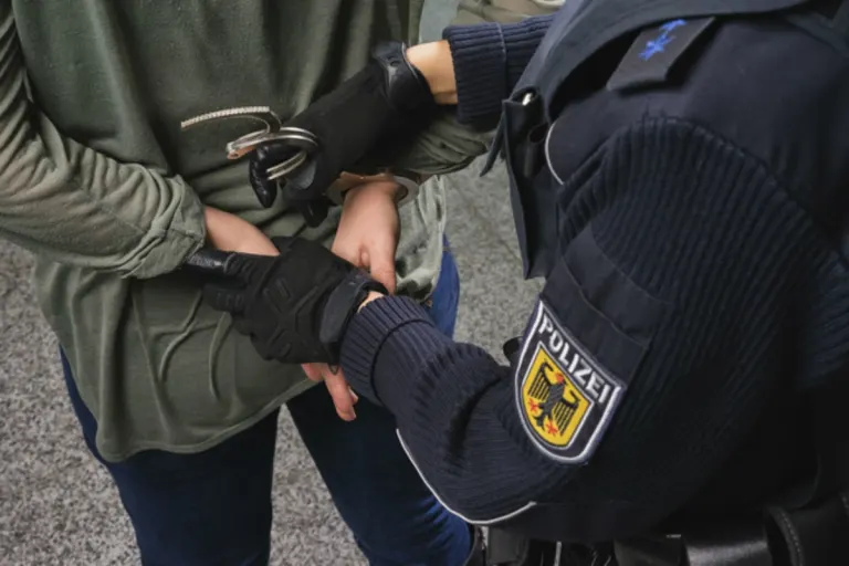 Dortmund – 40-Jährige attackiert Wache der Bundespolizei
