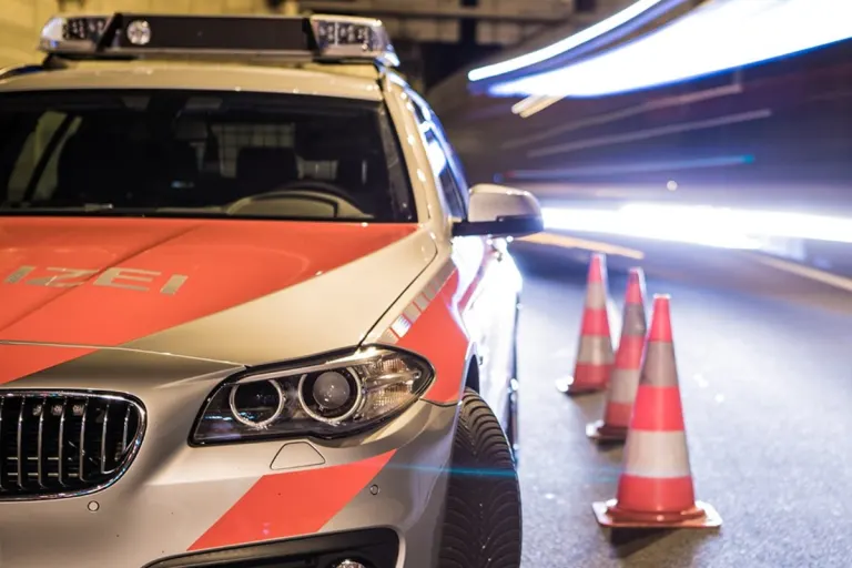 A2 Kriens LU – Lieferwagen reisst Kabel in Autobahntunnel herunter