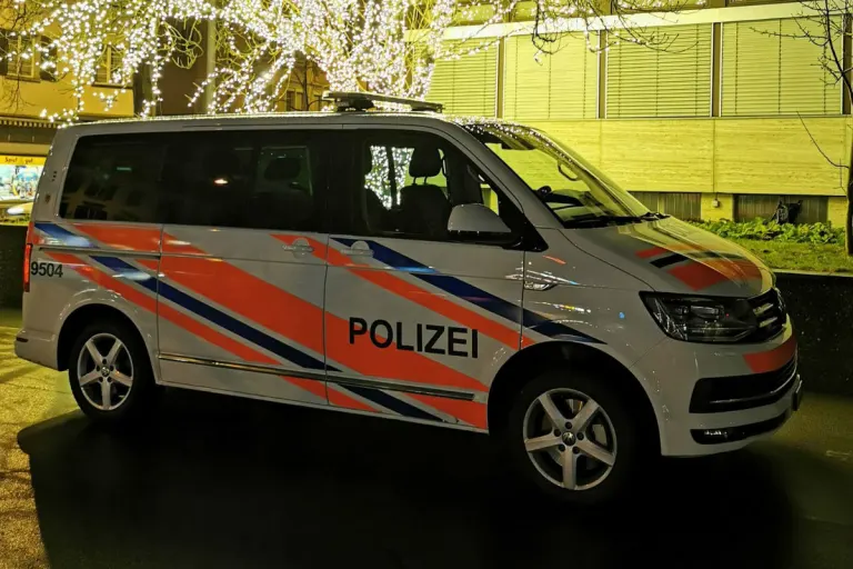 Uster ZH – Mann fährt in Uster zwei parkierte Autos an