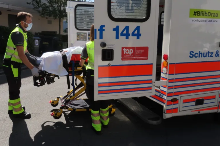 Zürich - Fussgängerin auf Trottoir angefahren und verletzt