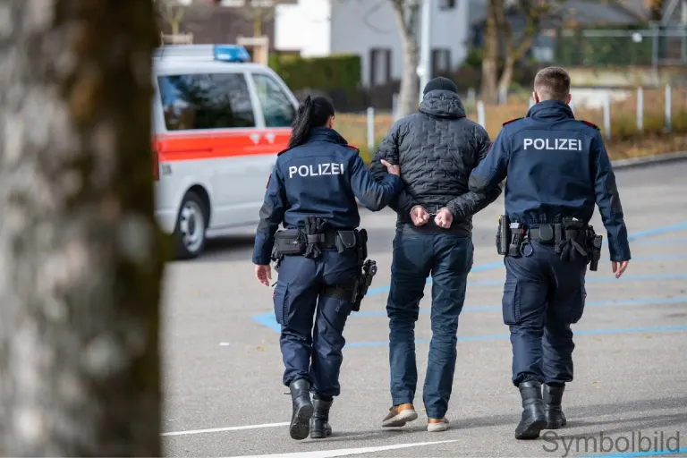 Niederhasli ZH - Jugendliche verursachen Unfall mit entwendetem Auto