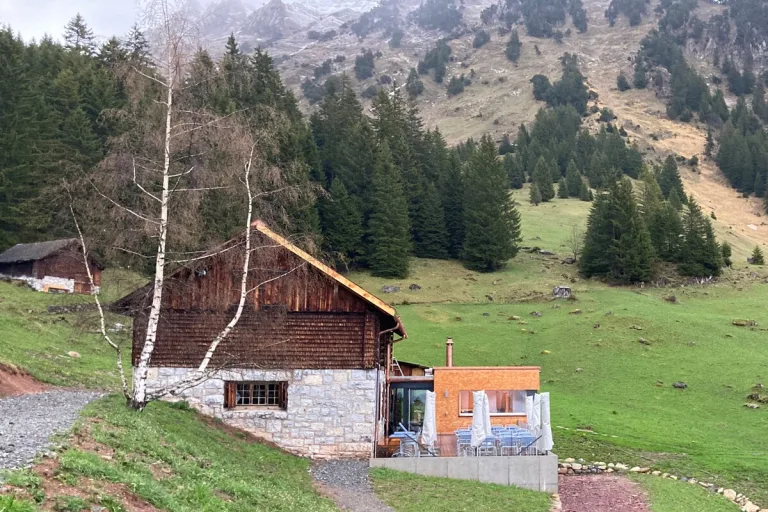 Ennenda GL - Kohlenmonoxid in der Äugstenhütte vergiftet vier Arbeiter
