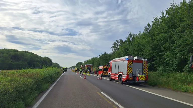 Sonsbeck – LKW-Unfall auf der A57 mit Gefahrguttransport