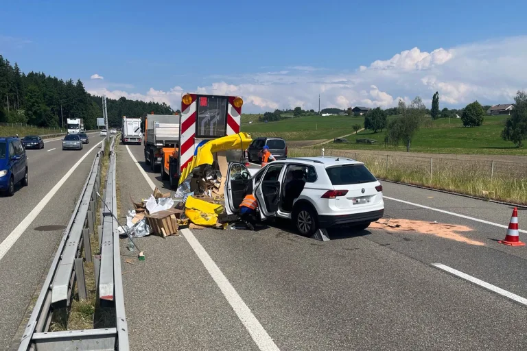 Unfall auf der A1 in Gossau SG - Mit einem Anpralldämpfer kollidiert