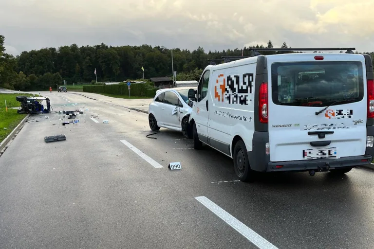 Bachenbülach ZH – Kollision zwischen vier Fahrzeugen fordert Schwerverletzten