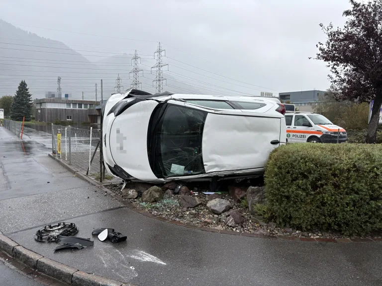 Schänis SG – Auto überschlägt sich bei Unfall