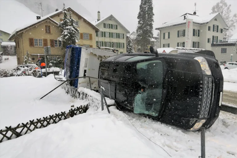 Hätzingen GL – Geländewagen mit Viehanhänger auf der Seite gelandet