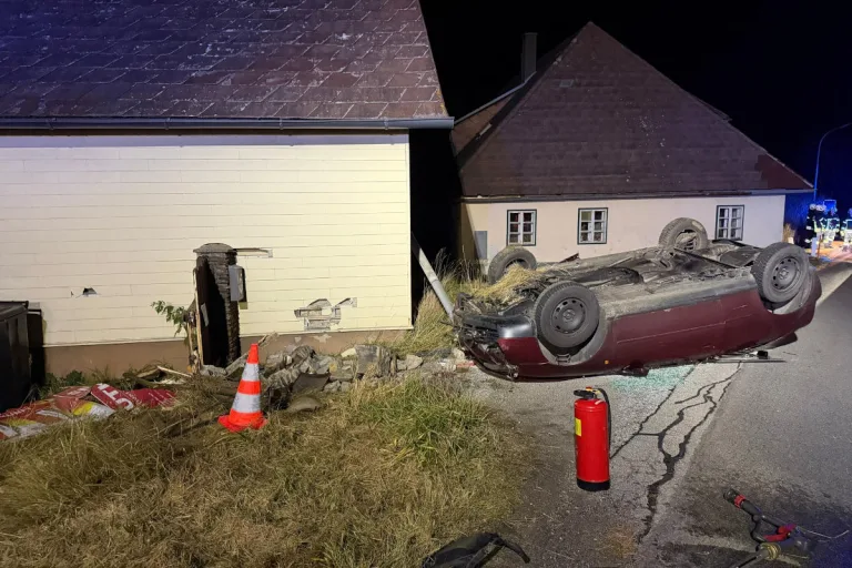 Großpertholz NÖ – Auto überschlägt sich und landet am Dach
