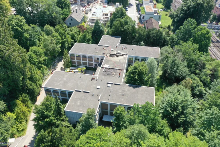 Winterthur ZH – Feuerwehrmann nach Brand auf Dach eines Schulgebäudes im Spital