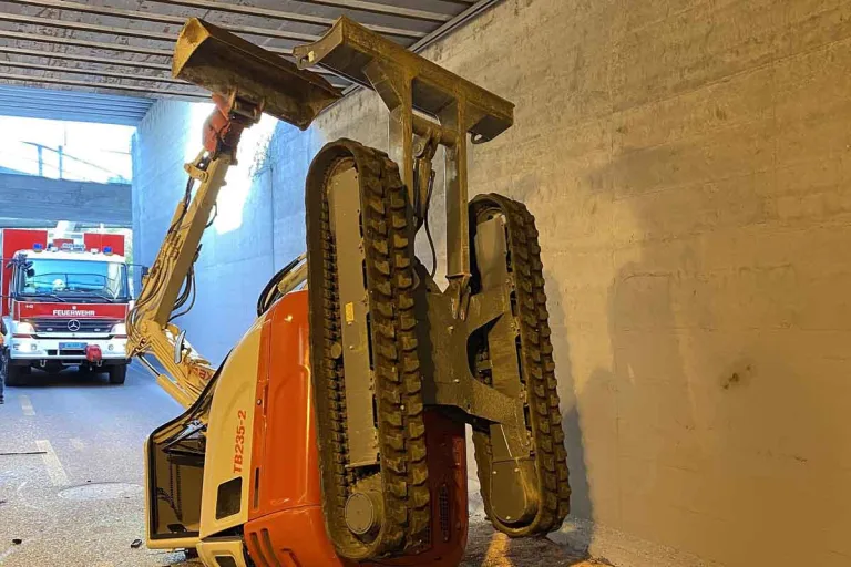 Muttenz BL - Ladung im Tunnel verloren