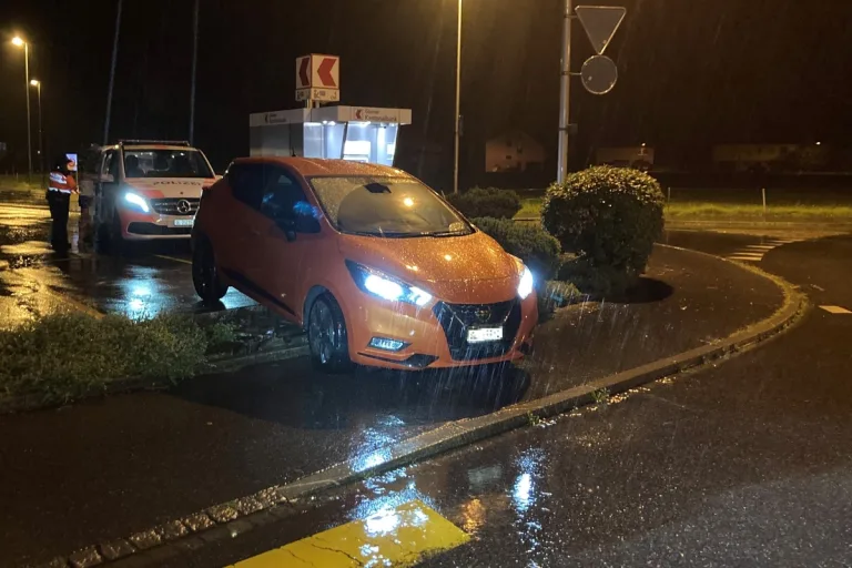  Näfels GL - Auto nach Unfall mit einem Kran geborgen 