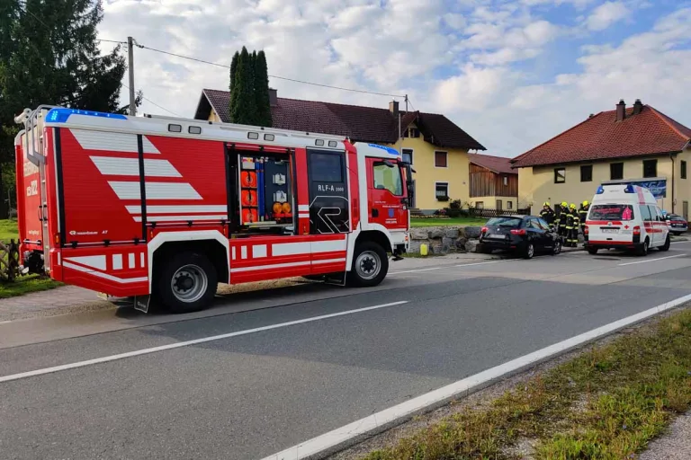 Eggelsberg - Auto prallte frontal gegen Steinmauer