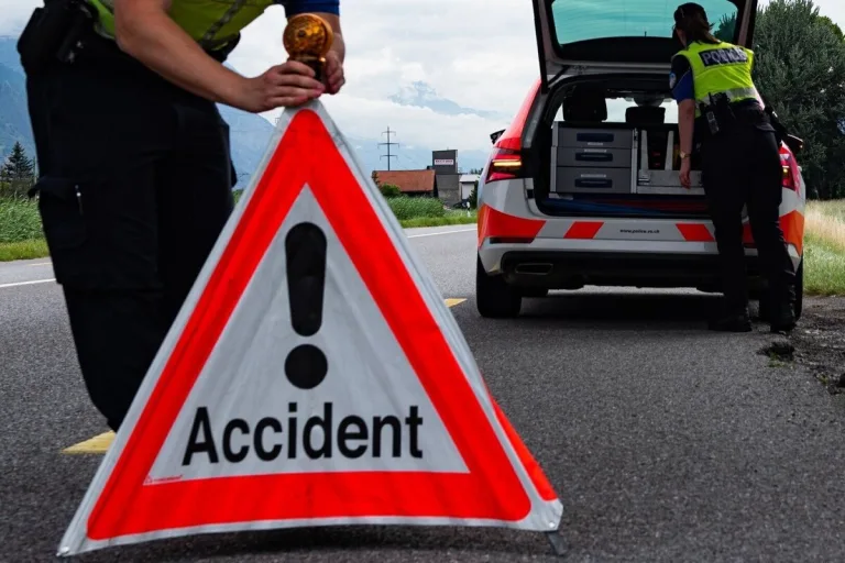 Cossonay VD – Kollision zwischen Sidecar und Auto