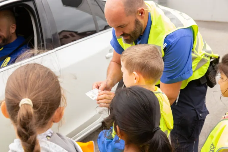 "Achtung Kinder überraschen" – die Aktion der Regionalpolizei Zofingen zum Schulbeginn
