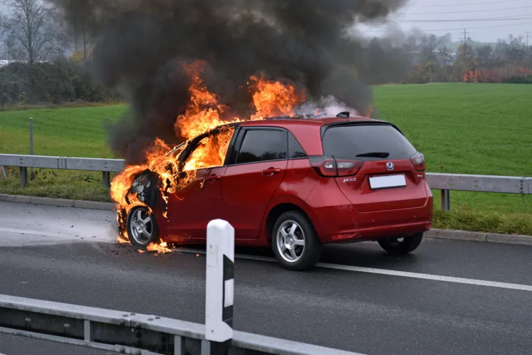 Inwil LU – Fahrzeug gerät in Brand