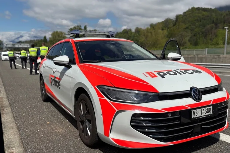 St-Maurice VS – A9 gesperrt – Polizei verhindert wilde Ansiedlung von mehreren Wohnwagen 