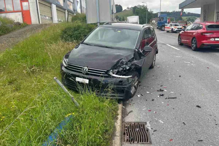 Herisau AR -  Auffahrkollision zwischen drei Autos