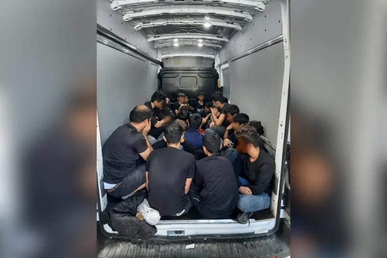 Forst – Knapp 30 Personen auf der Ladefläche eines Kleintransporters geschleust