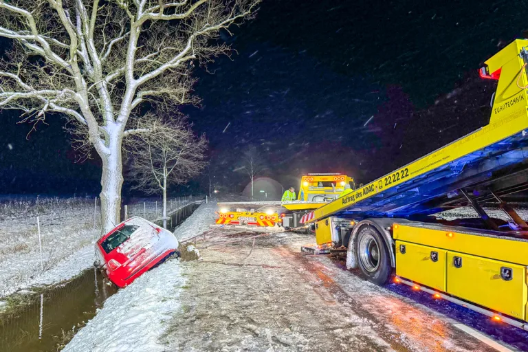 Eicklingen NI - Auf schneeglatter Fahrbahn verunfallt