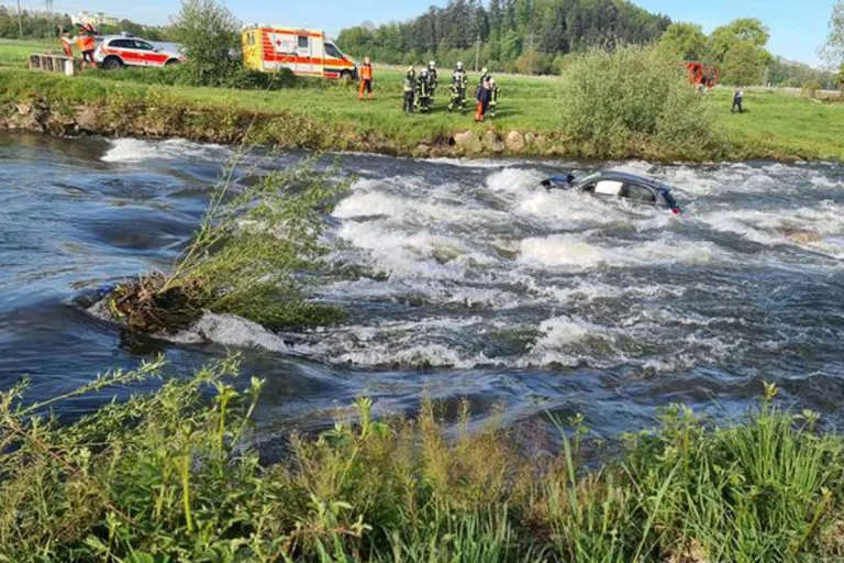 Waldkirch - Spektakulärer Unfall - Pkw landet in der Elz