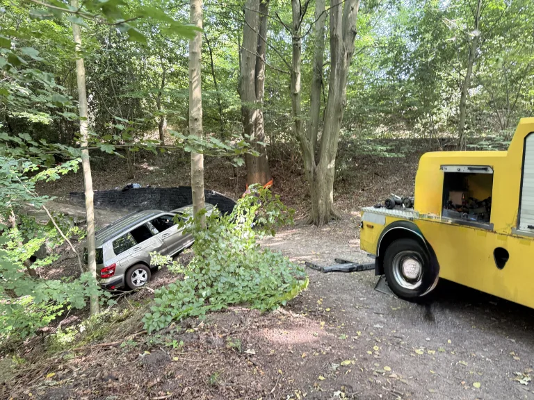 Hattingen – Geländewagen rollt acht Meter Böschung hinab