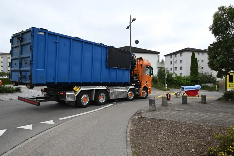 Bazenheid SG - Rega fliegt Kind (12) nach Unfall mit Lastwagen ins Spital 