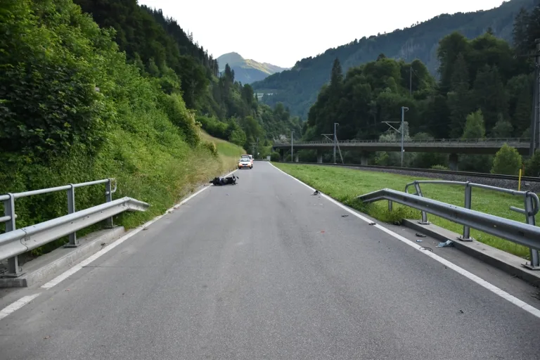 Pragg-Jenaz GR – Motorradfahrer kollidiert bei Unfall mit Leitplanke