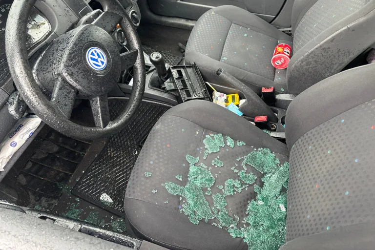 Mollis GL - Zwei Autos aufgebrochen 
