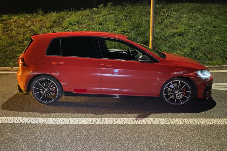 A4 Schaffhausen – Bei Ausweichmanöver mit Auto in Leitplanke gekracht