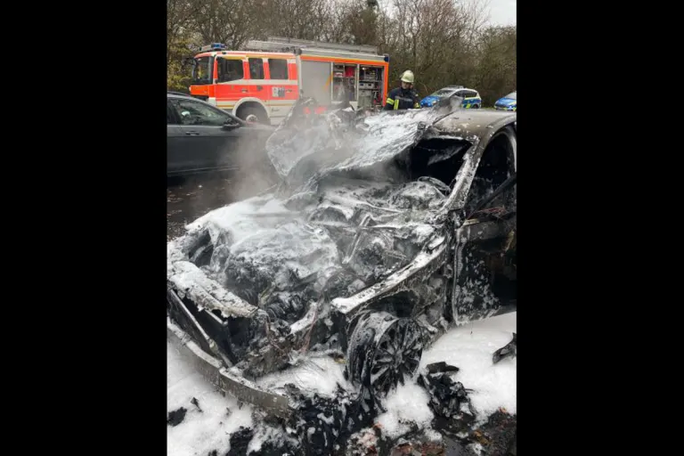Hagen NW – Mercedes nach Brand durch Kinderfeuerwerk zerstört