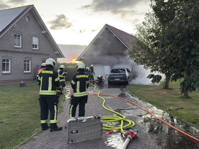 Aurich – Hochvoltbatterie von Elektroauto gerät in Brand