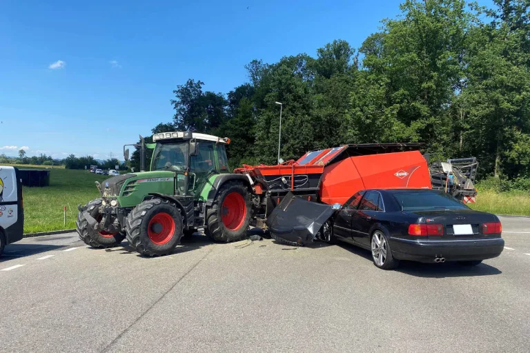 Unfall in Hünenberg ZG – Kollision zwischen Traktor und Auto