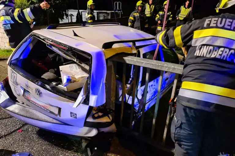 Kindberg - PKW nach Unfall mit dem Brückengeländer verkeilt