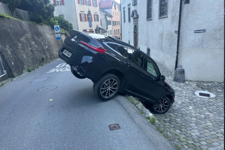 Chur GR – BMW stürzt bei Selbstunfall über Stützmauer