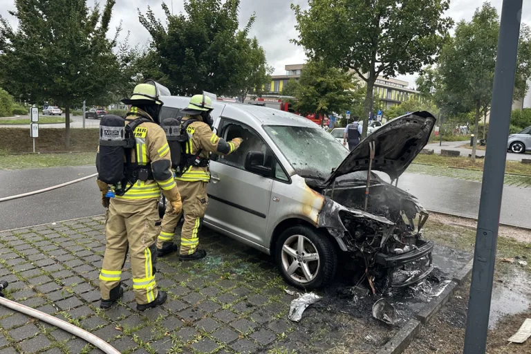Weinheim BW – Brand von Straßenlaterne greift auf Pkw über