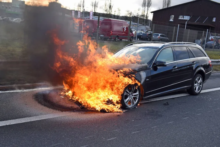 A2 Sursee LU – Auto in Brand geraten