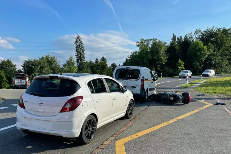 Römerswil LU - Motorradlenkerin wird von Fahrzeug erfasst und verletzt