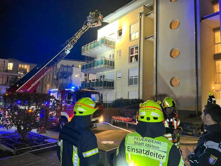 Idstein: Mann Wohnungsbrand schwer verletzt – 60 Rettungskräfte im Einsatz