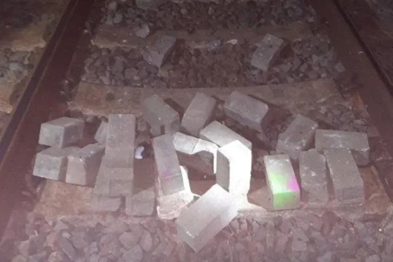 Goch - Pfalzdorf - ''Idioten'' bauen Steinmauer auf Gleis