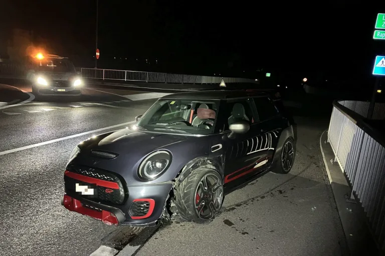 Unfall heute in Bilten GL - Mit einem Randstein kollidiert 